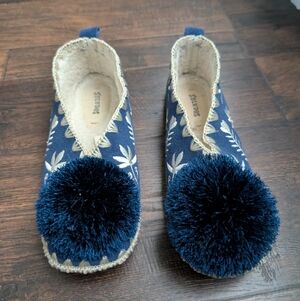 Soludos Poppy Embroidered Pom Slipper